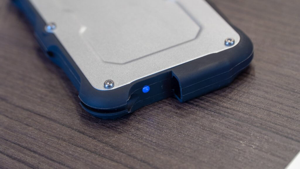 ineo USB3.1 Gen2 ポータブルHDD 2TB 外観 アクセスランプ